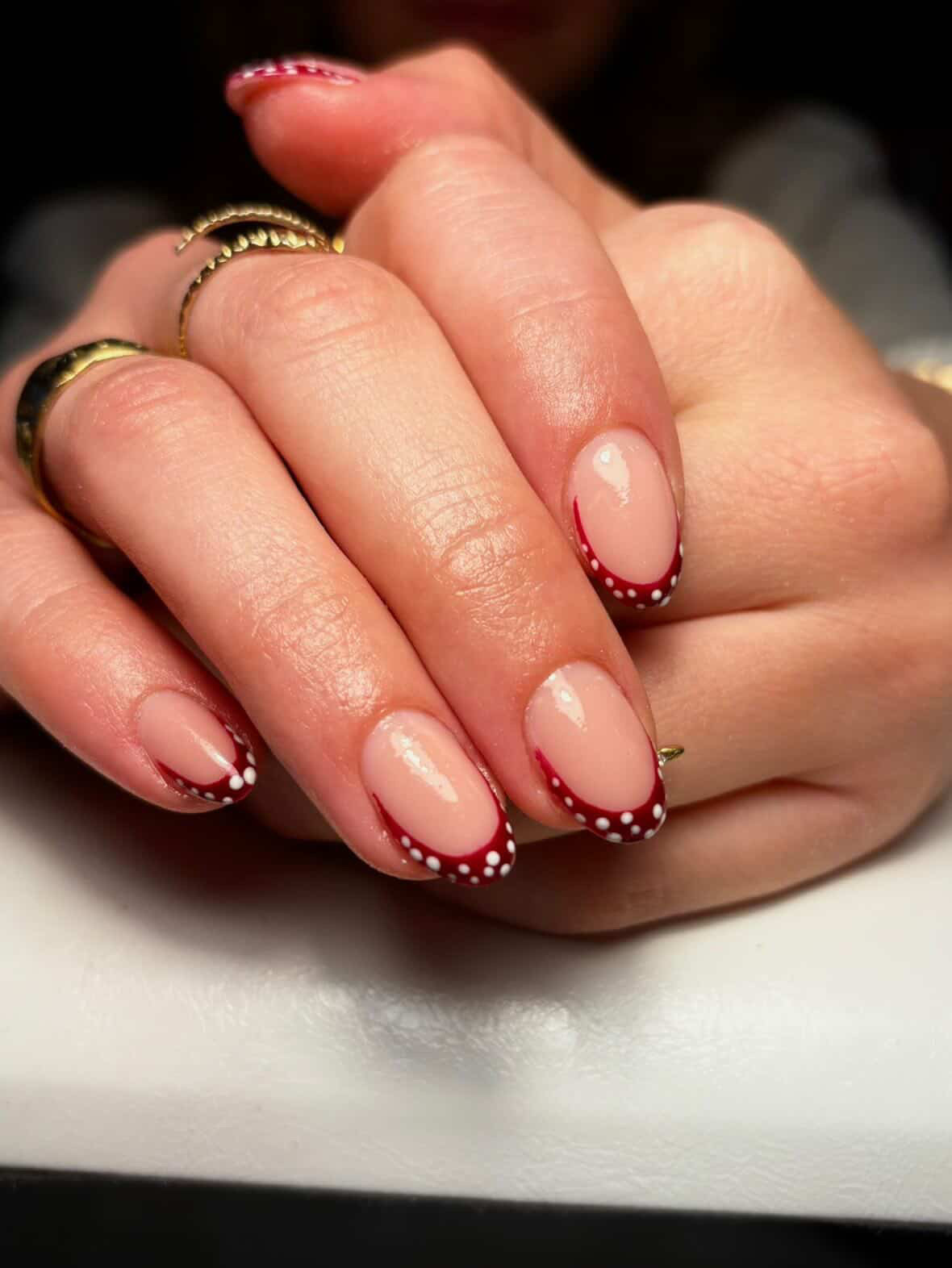Pose glamour avec détails dorés GoldeNails